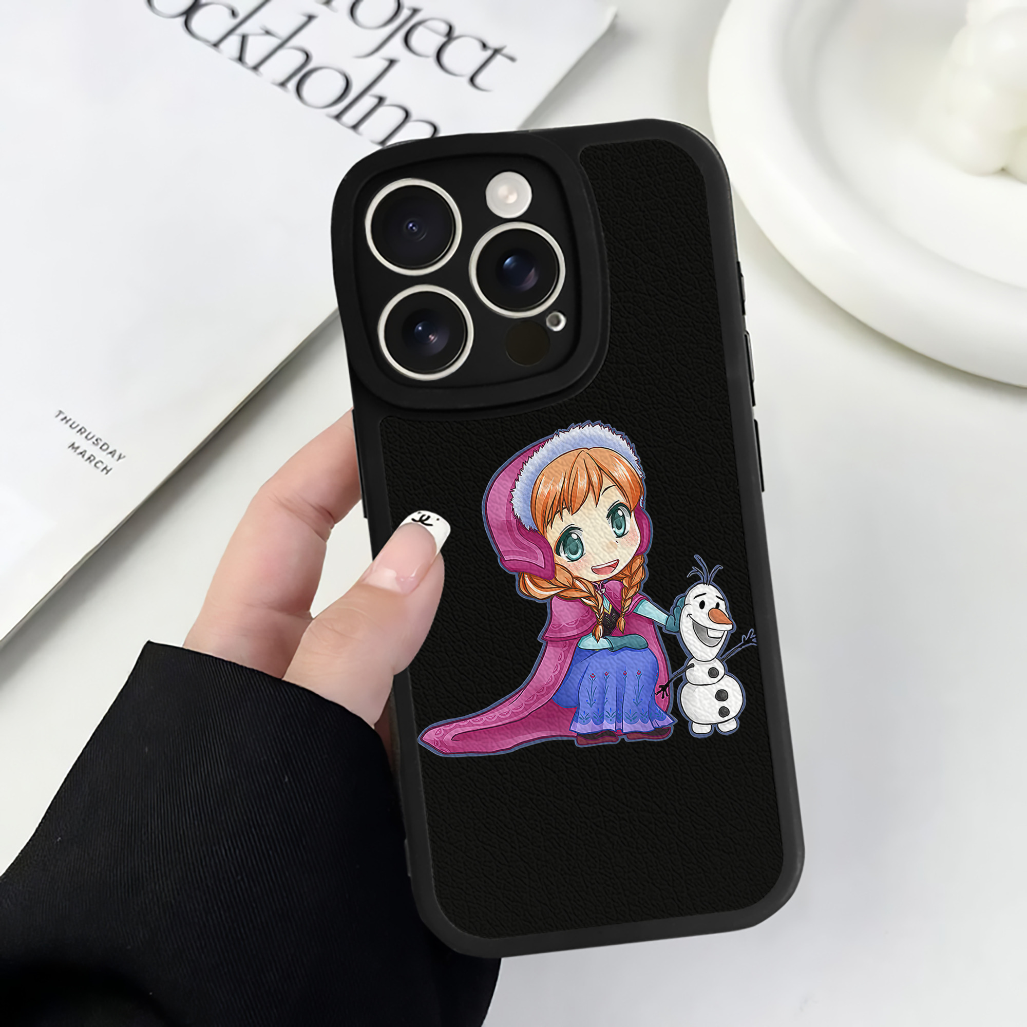 （画像用） アナと雪の女王 アンナ エルサ Frozen Anna Elsa 【iPhone 16シリーズ対応】シリコンスマホケース（レザー調） 材質：シリコン
